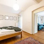 Days - Two-bedroom With Workspace And Balcony In Old Town プラハ