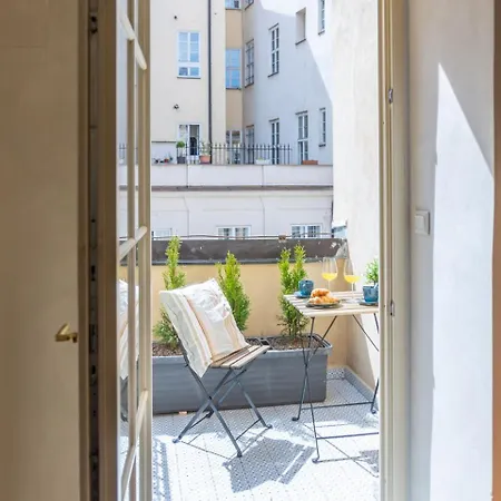 Days - Two-bedroom With Workspace And Balcony In Old Town Prag