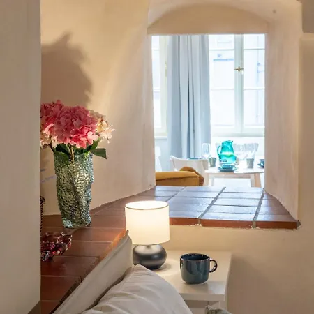 Days - Two-bedroom With Workspace And Balcony In Old Town *