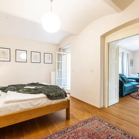 Days - Two-bedroom With Workspace And Balcony In Old Town Prag