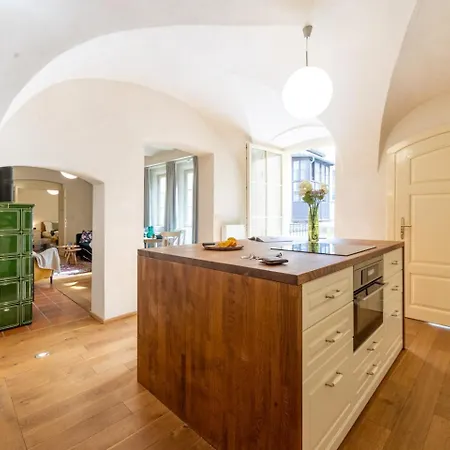 Days - Two-bedroom With Workspace And Balcony In Old Town Lejlighed