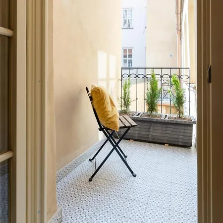 Days - Two-bedroom With Workspace And Balcony In Old Town Lejlighed *