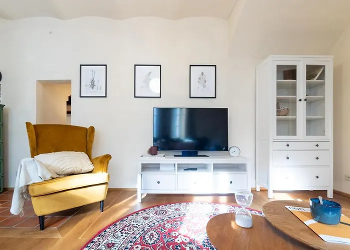 Days - Two-bedroom With Workspace And Balcony In Old Town