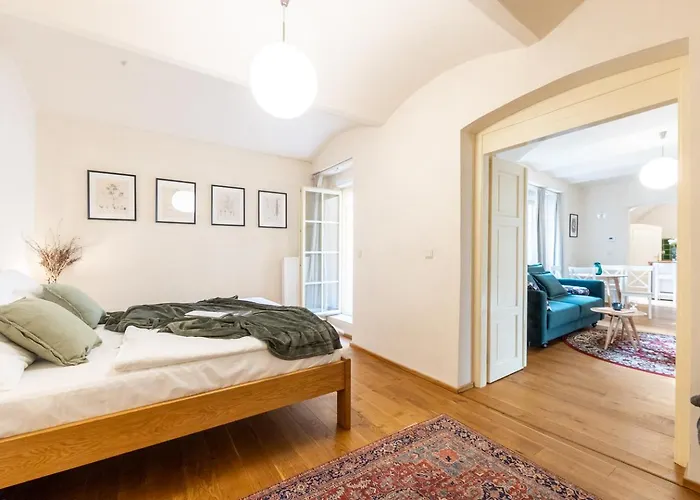 Days - Two-bedroom With Workspace And Balcony In Old Town Prag