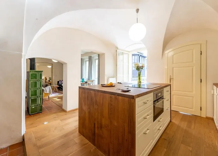 Days - Two-bedroom With Workspace And Balcony In Old Town Lejlighed