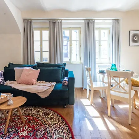 Days - Two-bedroom With Workspace And Balcony In Old Town Praga