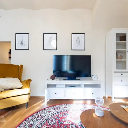 Days - Two-bedroom With Workspace And Balcony In Old Town